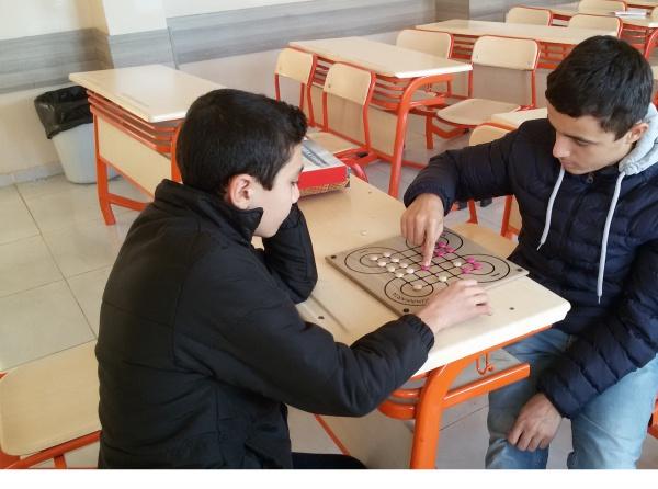 Öğrenciler Surakarta ve Fanorona Zekâ Oyunlarını Öğrendiler